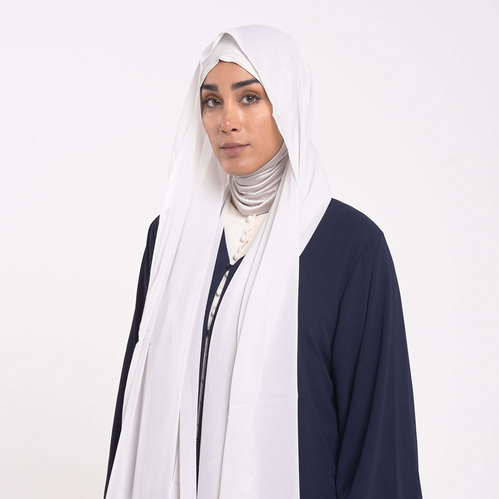Emiratie Chiffon with Bonnet -Silver Pearl